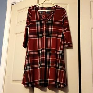 No tag for brand, size medium, I am 5'7" and it hits right above knee, pockets